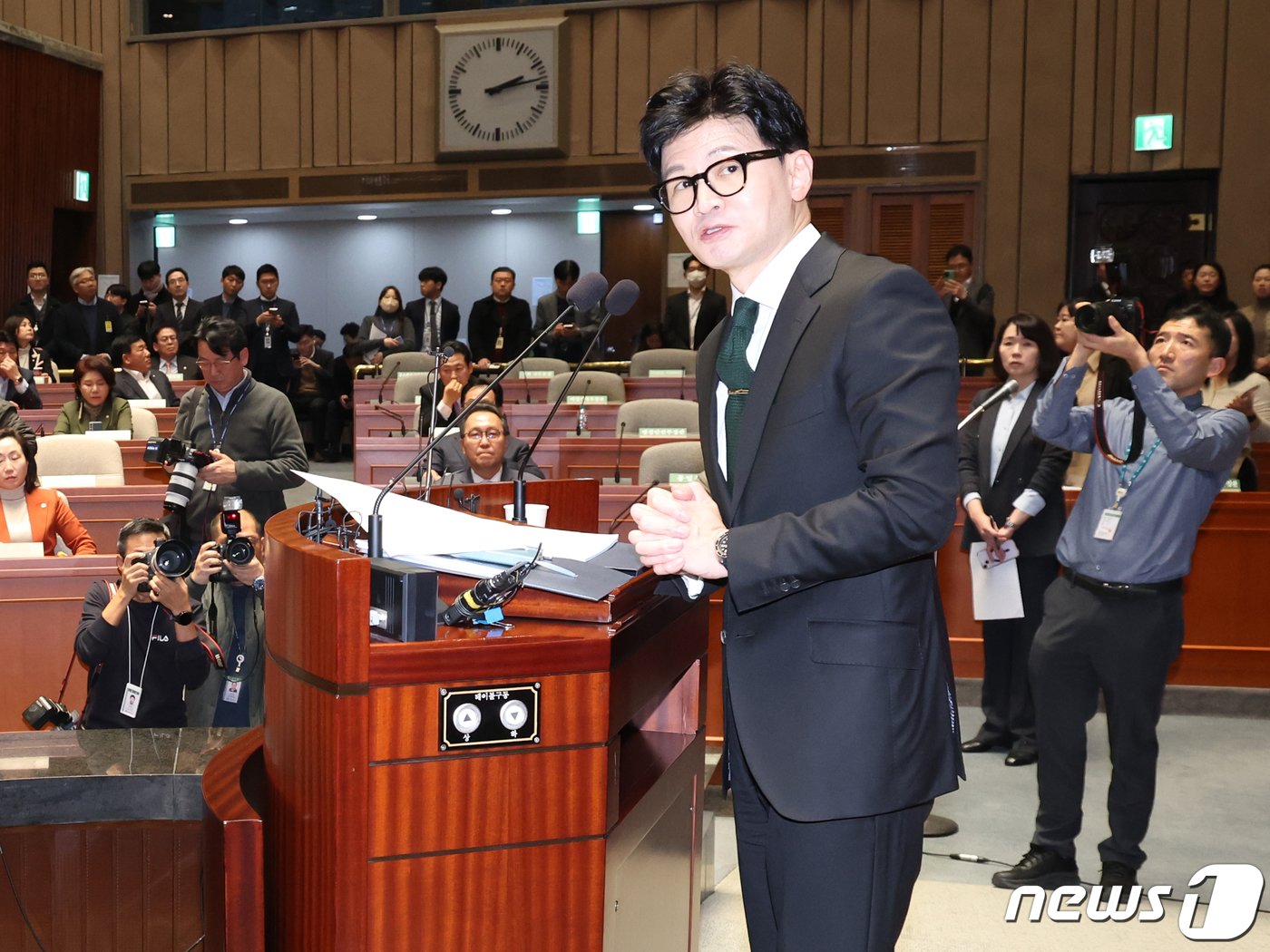 본문 이미지 - 한동훈 법무장관이 6일 서울 여의도 국회에서 열린 국민의힘 정책의원총회에서 출입국 이민관리청 신설 방안에 대해 설명하고 있다. 2023.12.6/뉴스1 ⓒ News1 송원영 기자