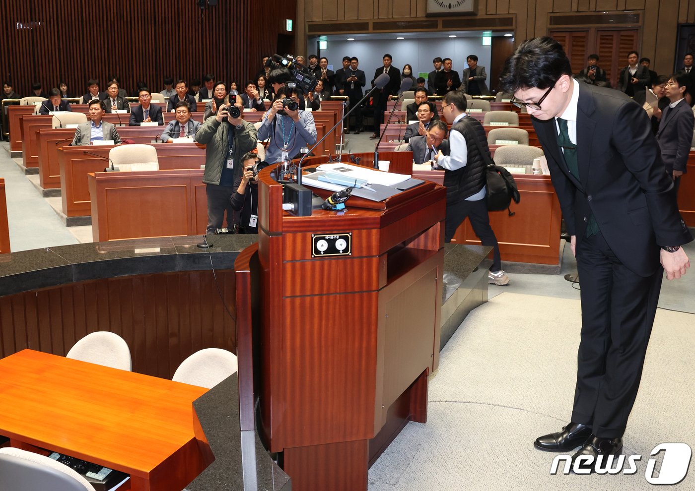 본문 이미지 - 한동훈 법무장관이 6일 서울 여의도 국회에서 열린 국민의힘 정책의원총회에서 출입국 이민관리청 신설 방안에 대해 설명에 앞서 인사를 하고 있다. 2023.12.6/뉴스1 ⓒ News1 송원영 기자