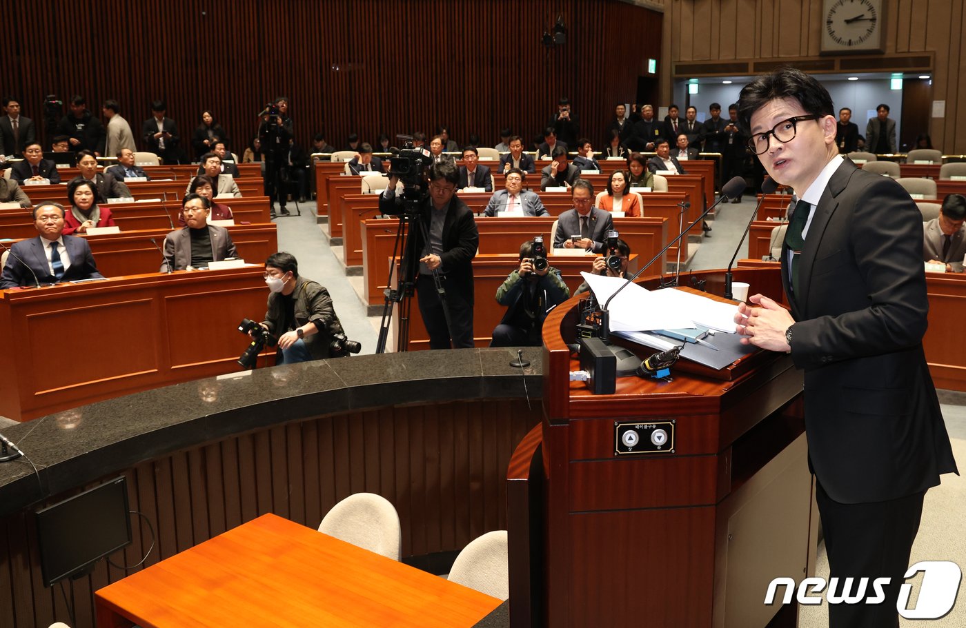 본문 이미지 - 한동훈 법무장관이 6일 서울 여의도 국회에서 열린 국민의힘 정책의원총회에서 출입국 이민관리청 신설 방안에 대해 설명하고 있다. 2023.12.6/뉴스1 ⓒ News1 송원영 기자