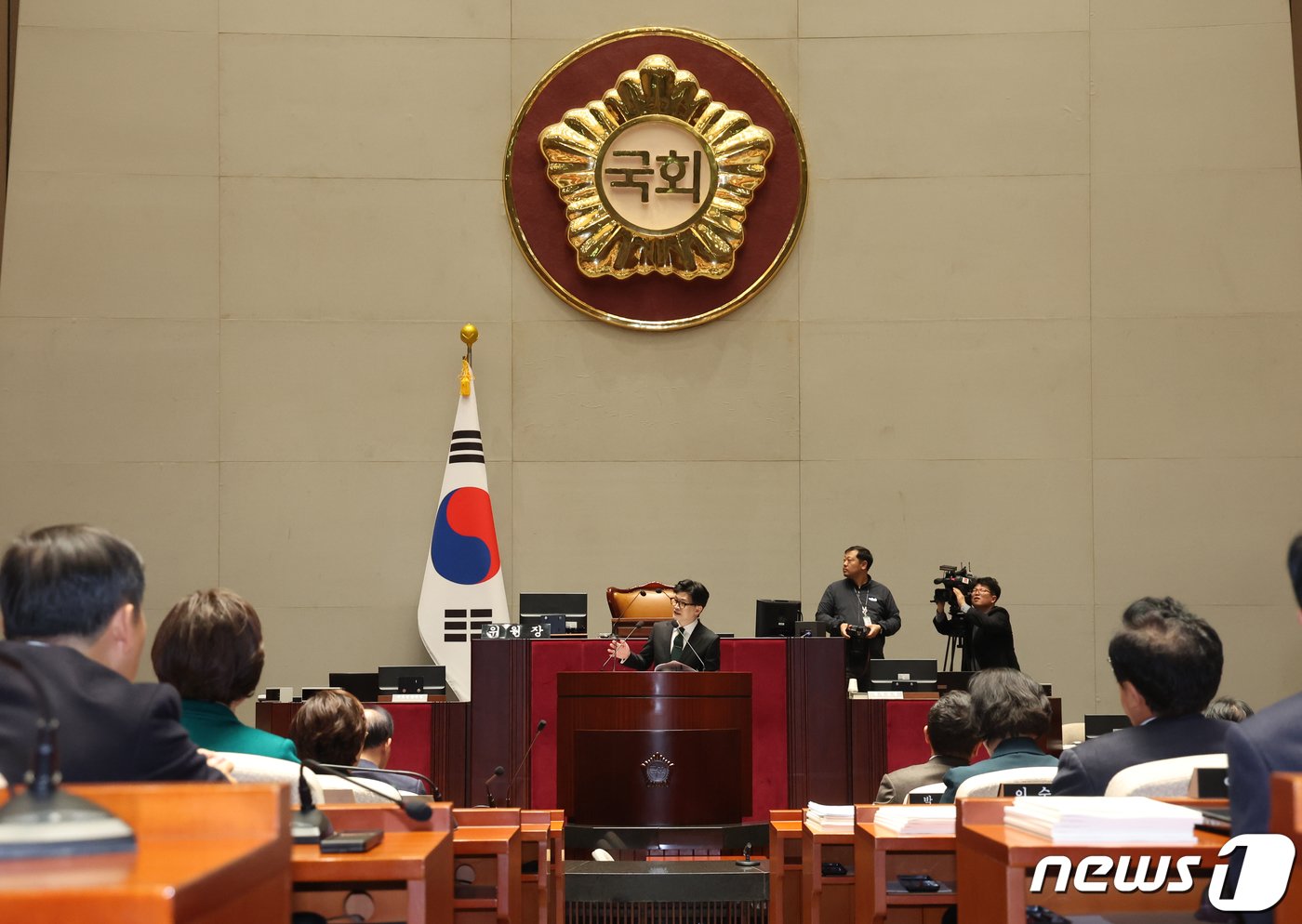 본문 이미지 - 한동훈 법무장관이 6일 서울 여의도 국회에서 열린 국민의힘 정책의원총회에서 출입국 이민관리청 신설 방안에 대해 설명하고 있다. 2023.12.6/뉴스1 ⓒ News1 송원영 기자