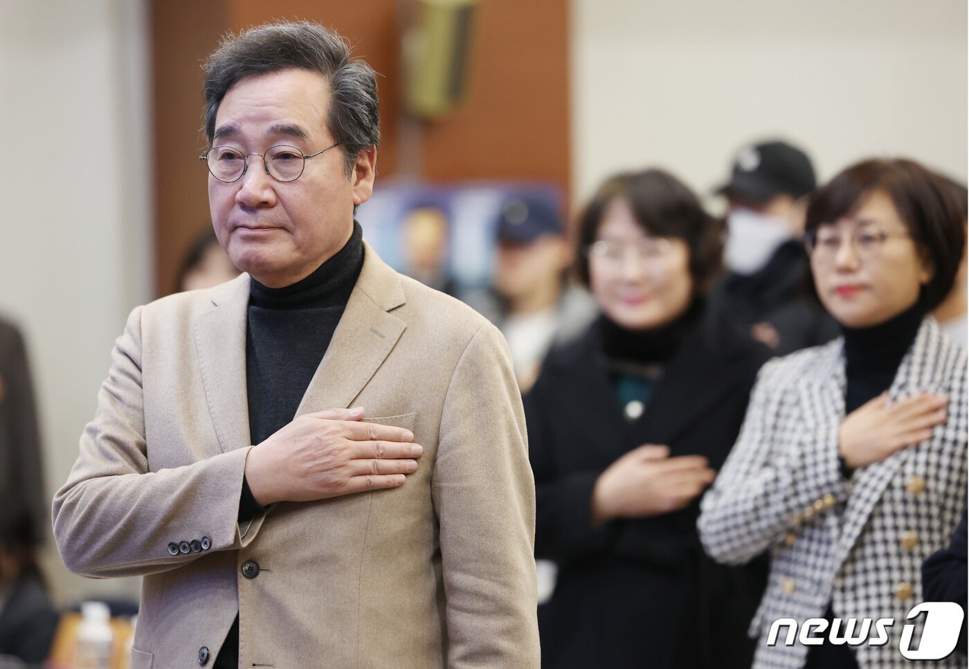본문 이미지 - 이낙연 전 국무총리가 6일 오후 서울 노원구 삼육대학교 백주년기념관에서 대한민국 생존전략을 주제로 한 특별 강연에 앞서 국기에 경례하고 있다. 2023.12.6/뉴스1 ⓒ News1 김민지 기자