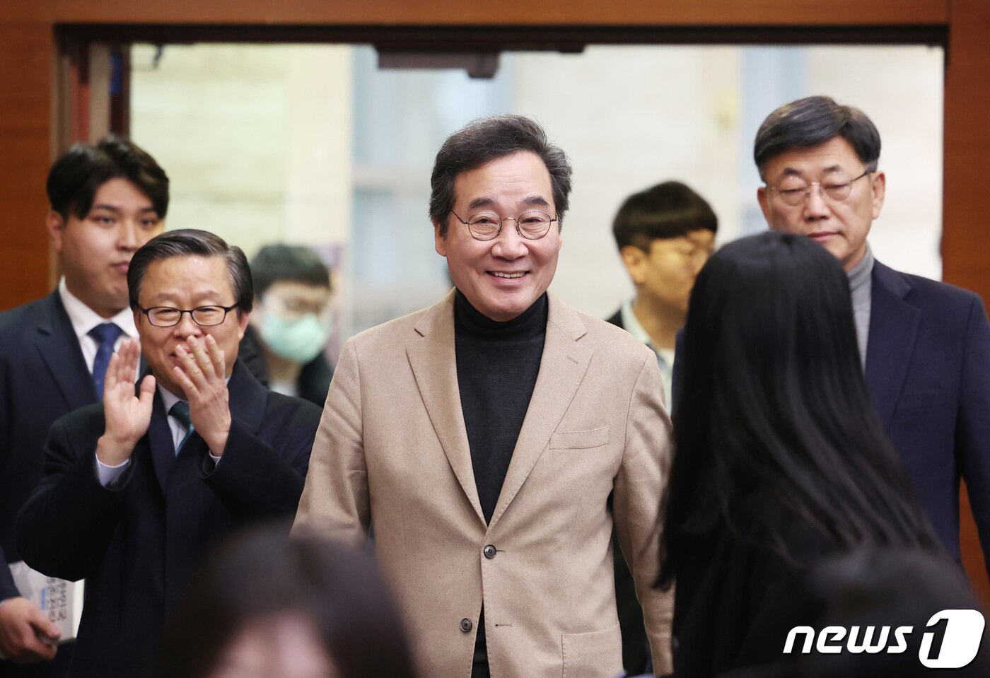 본문 이미지 - 이낙연 전 국무총리가 6일 오후 서울 노원구 삼육대학교 백주년기념관에서 대한민국 생존전략을 주제로 한 특별 강연을 하기 위해 입장하고 있다. 2023.12.6/뉴스1 ⓒ News1 김민지 기자