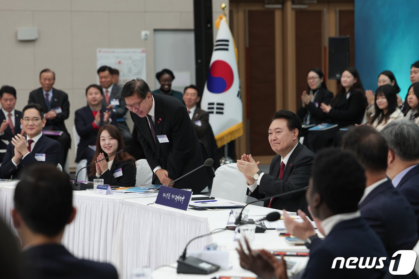 본문 이미지 - 윤석열 대통령이 6일 부산 동구 부산항국제전시컨벤션센터에서 열린 '부산시민의 꿈과 도전 격려 간담회'에서 박형준 부산시장에게 박수를 보내고 있다. (대통령실 제공) 2023.12.6/뉴스1 ⓒ News1 오대일 기자