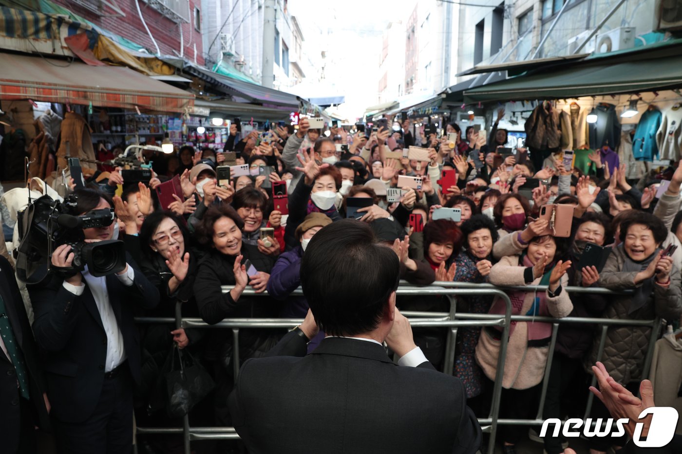 본문 이미지 - 윤석열 대통령이 6일 부산 중구 깡통시장을 방문해 상인 및 시민들과 인사를 나누고 있다. (대통령실 제공) 2023.12.6/뉴스1 ⓒ News1 오대일 기자