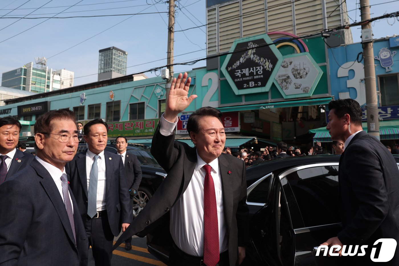 본문 이미지 - 윤석열 대통령이 6일 부산 중구 국제시장을 방문해 상인과 시민들에게 손인사를 하고 있다. (대통령실 제공) 2023.12.6/뉴스1 ⓒ News1 오대일 기자