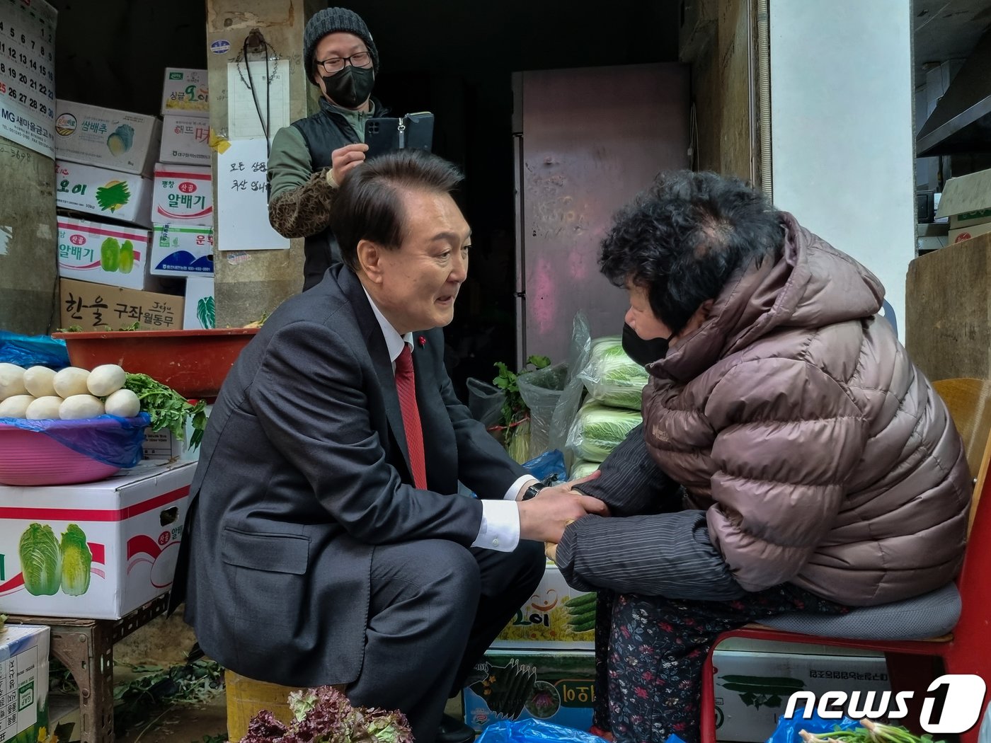 윤석열 대통령이 6일 부산 중구 깡통시장을 방문해 상인을 격려하고 있다. &#40;대통령실 제공&#41; 2023.12.6/뉴스1 ⓒ News1 오대일 기자