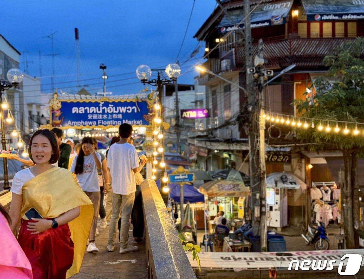 본문 이미지 - 해가 질 무렵의 암파와 수상 시장의 모습 ⓒ News1 이민주 기자