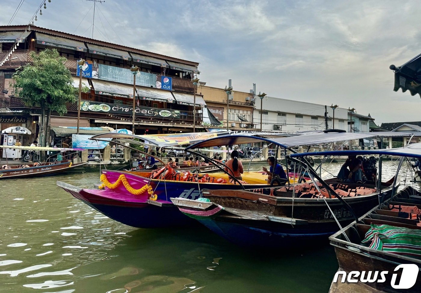 본문 이미지 - 해가 질 무렵의 암파와 수상 시장의 모습 ⓒ News1 이민주 기자