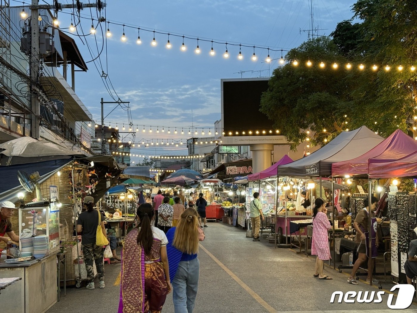 본문 이미지 - 해가 질 무렵의 암파와 수상 시장의 모습 ⓒ News1 이민주 기자