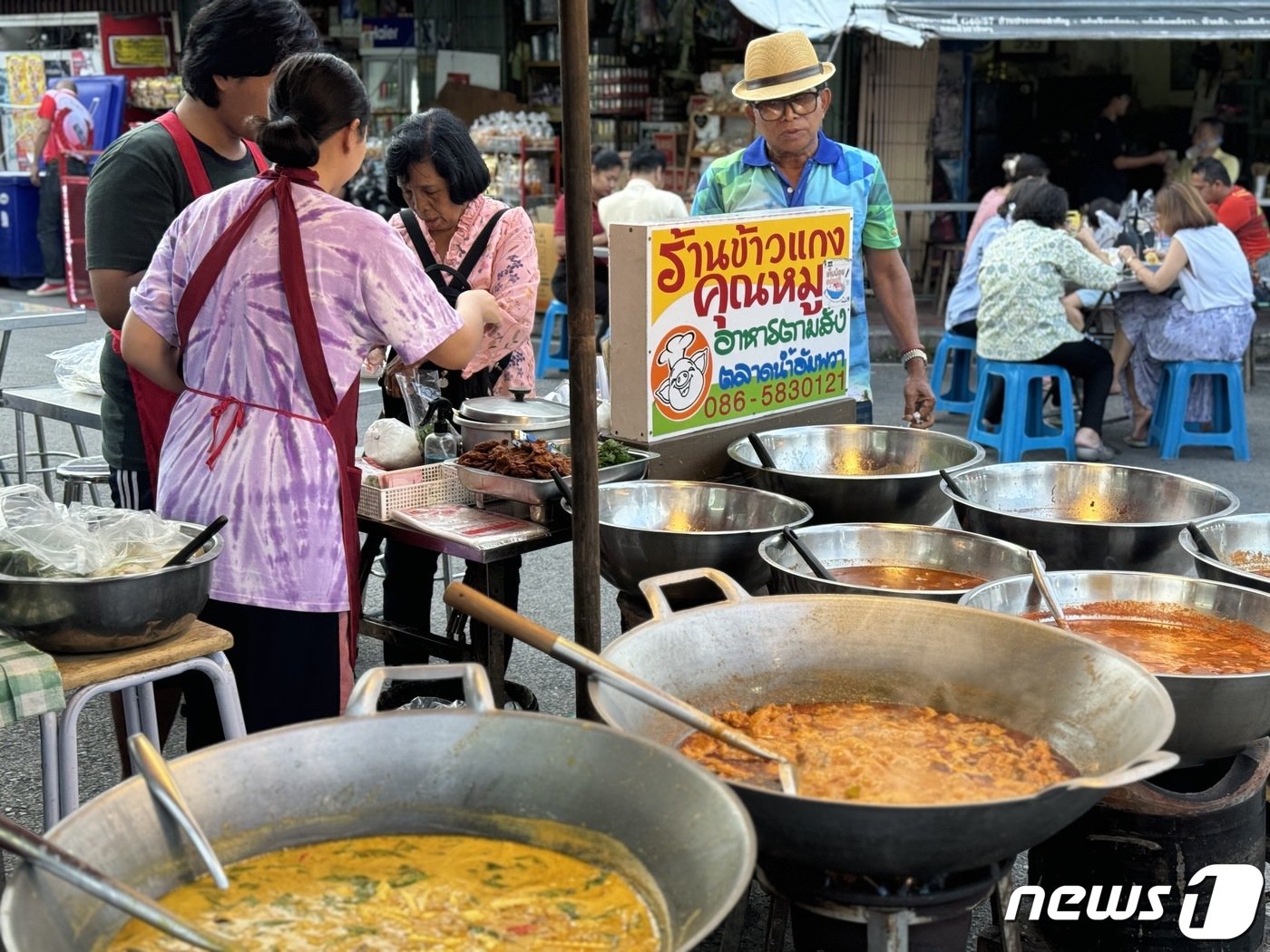 본문 이미지 - 해가 질 무렵의 암파와 수상 시장 내에 있는 길거리 음식점 모습. ⓒ News1 이민주 기자