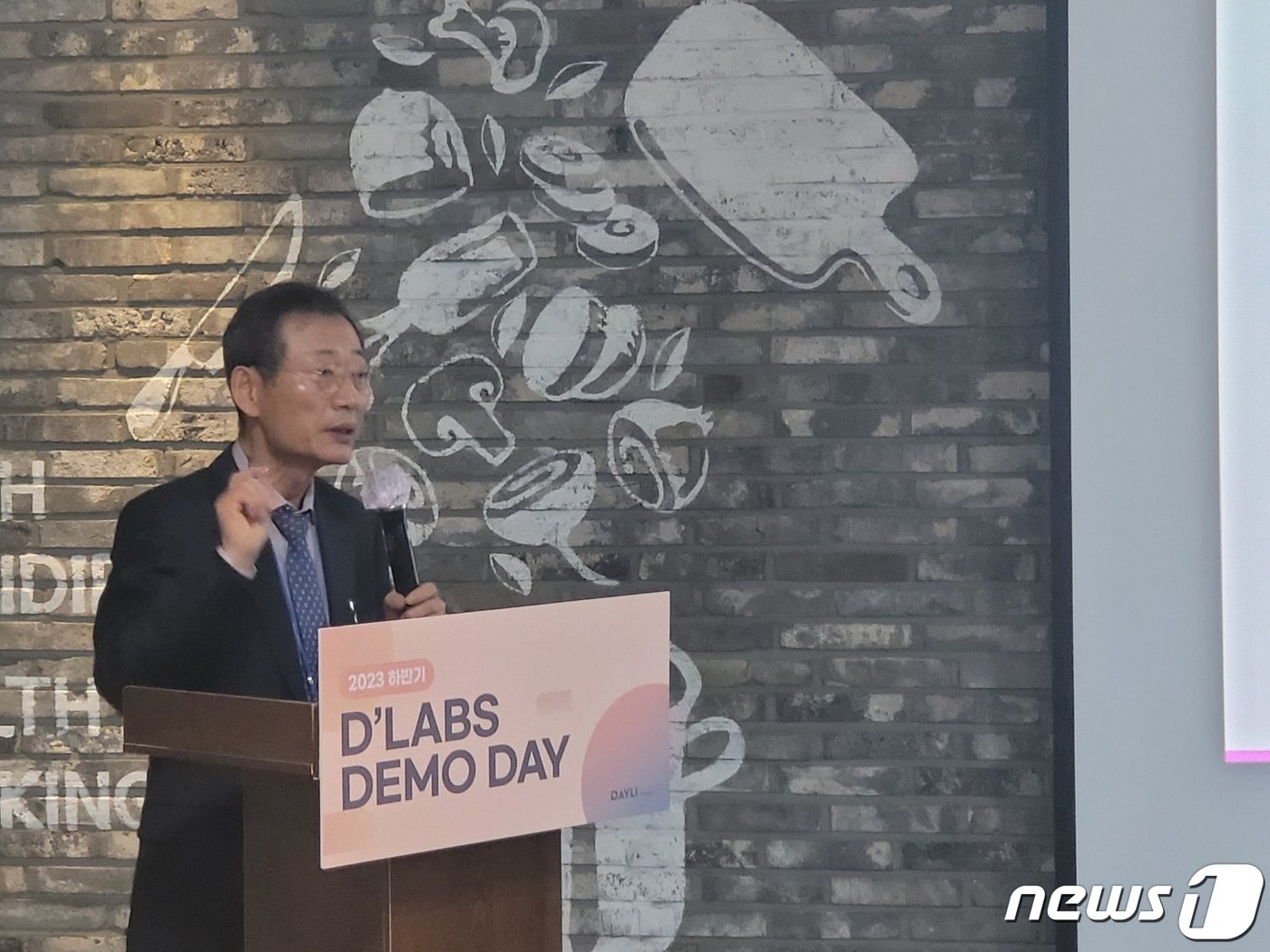 본문 이미지 - 오일환 리젠이노팜 대표가 데일리파트너스가 개최한 'D LABS 데모데이'에서 파이프라인을 소개하고 있다.2023.12.06/뉴스1 ⓒ News1 황진중 기자