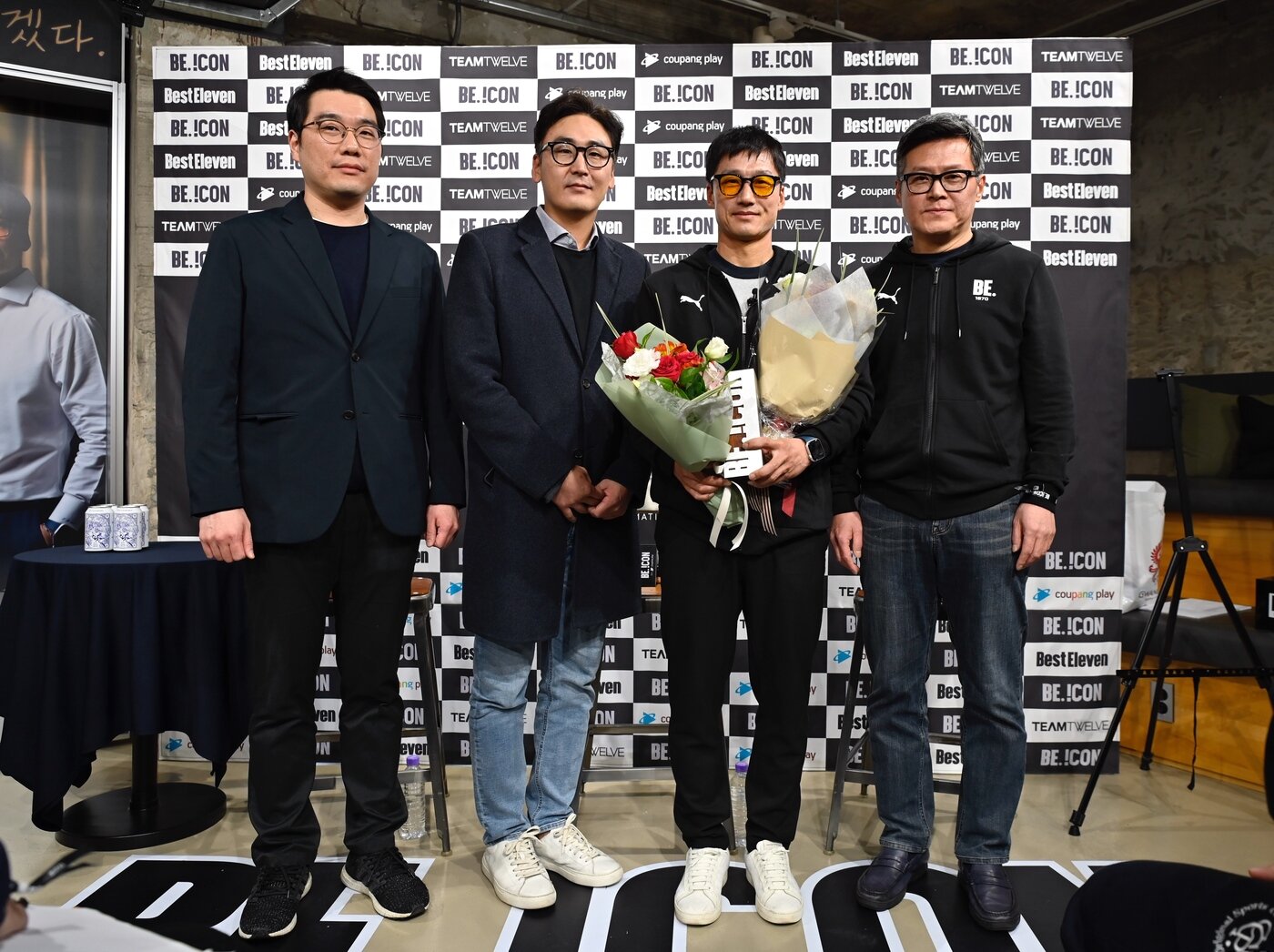 본문 이미지 - 이정효 광주FC 감독(오른쪽에서 두번째)이 6일 BE. !con(비아이콘) 어워드' 시상식에서 '올해의 아이콘'을 수상하고 있다. (베스트일레븐 제공)