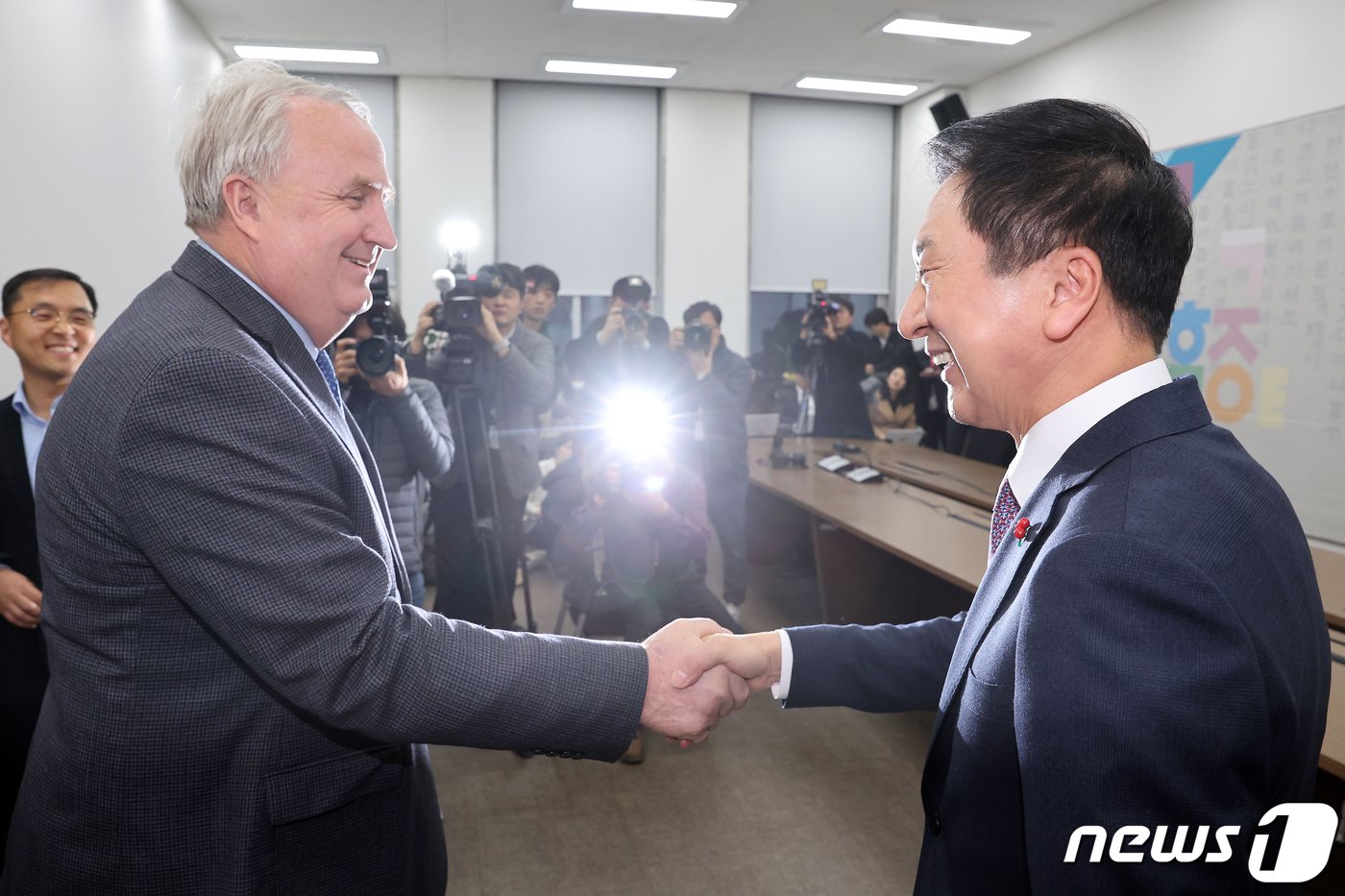 김기현 국민의힘 대표와 인요한 혁신위원장이 6일 오후 서울 여의도 국회에서 열린 간담회를 앞두고 악수를 하고 있다. &#40;공동취재&#41; 2023.12.6/뉴스1 ⓒ News1 송원영 기자