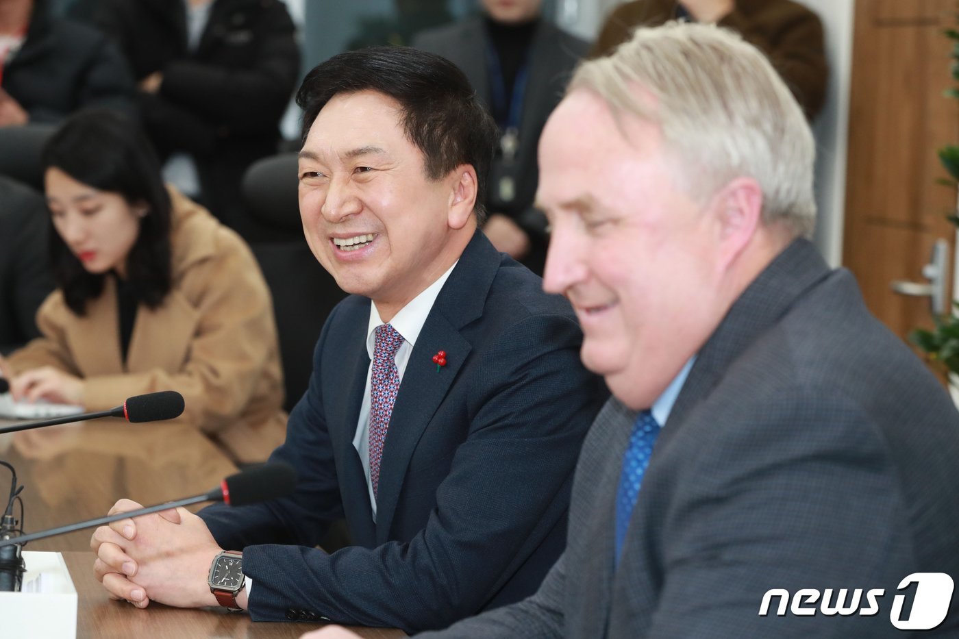 김기현 국민의힘 대표&#40;왼쪽&#41;와 인요한 혁신위원장이 6일 오후 서울 여의도 국회에서 열린 간담회에서 대화를 나누고 있다. &#40;공동취재&#41; 2023.12.6/뉴스1 ⓒ News1 송원영 기자