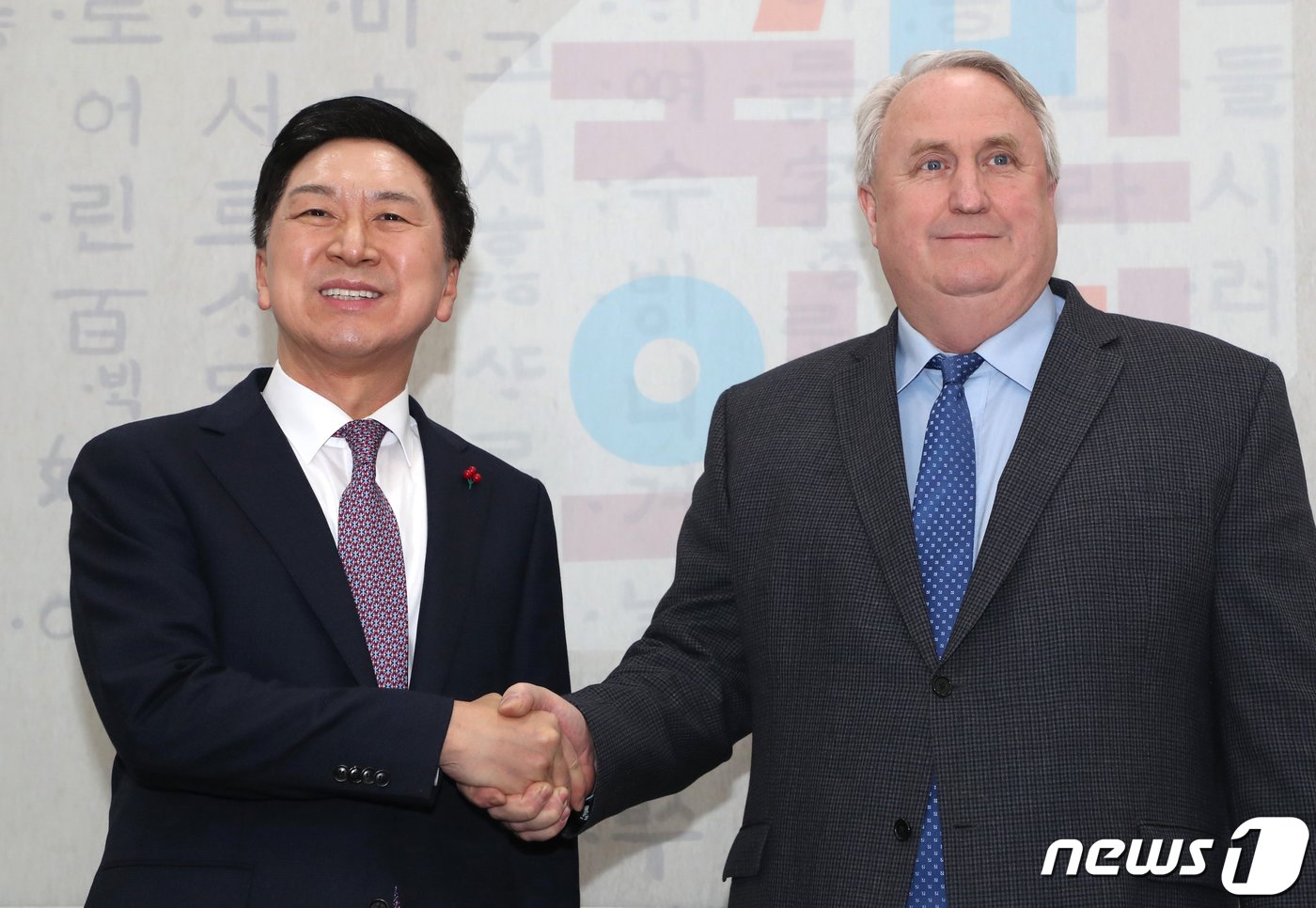 본문 이미지 - 김기현 국민의힘 대표와 인요한 혁신위원장이 6일 서울 여의도 국회에서 회동을 하고 있다. (공동취재) 2023.12.6/뉴스1 ⓒ News1 송원영 기자