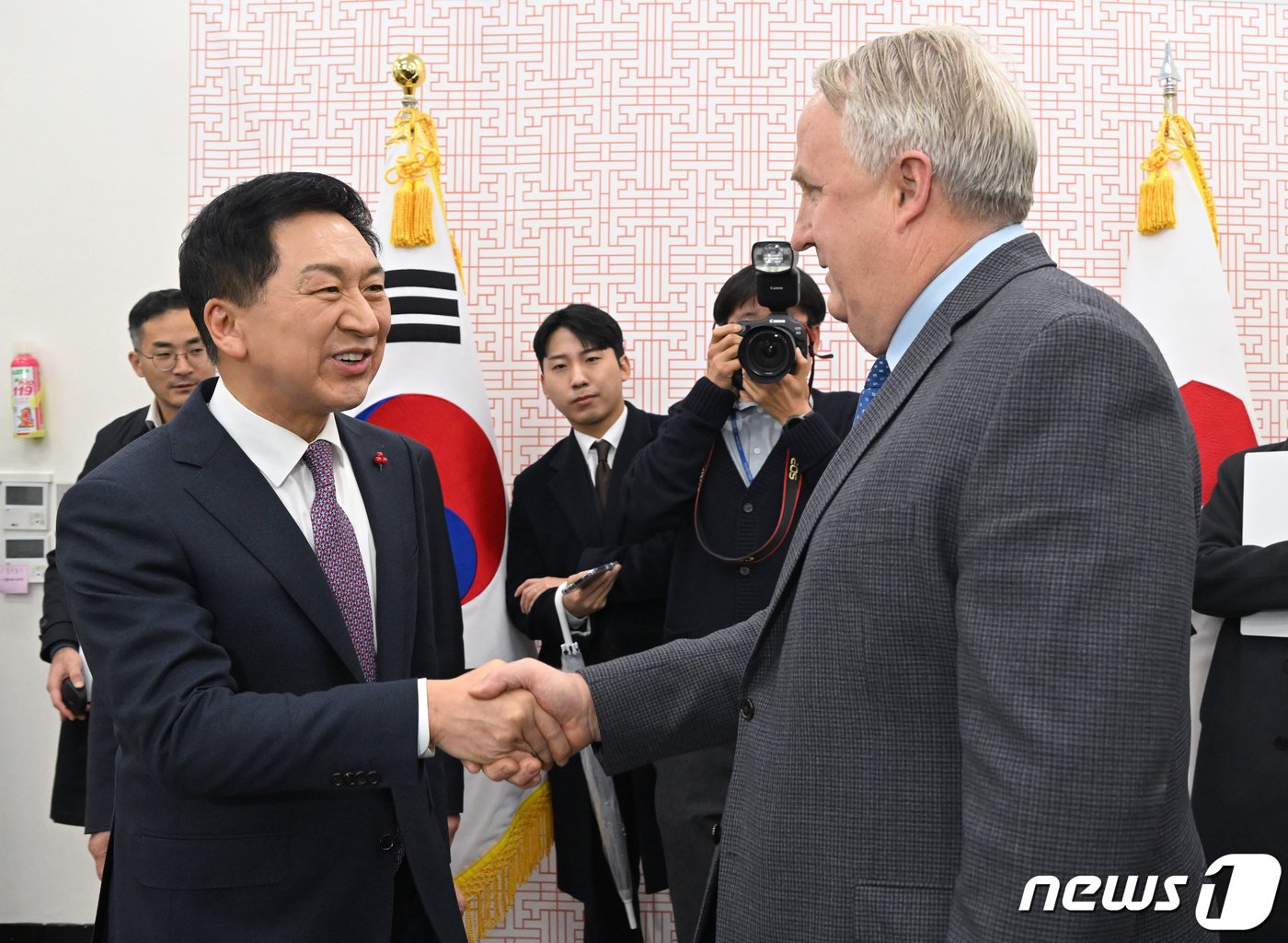 본문 이미지 - 김기현 국민의힘 대표와 인요한 혁신위원장이 6일 서울 여의도 국회에서 회동을 하고 있다. (공동취재) 2023.12.6/뉴스1 ⓒ News1 송원영 기자