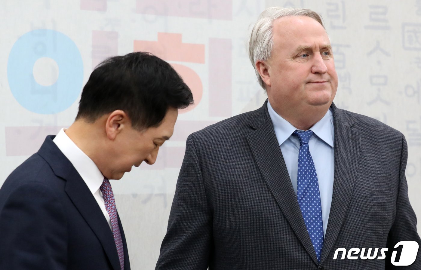 본문 이미지 - 김기현 국민의힘 대표(왼쪽)와 인요한 혁신위원장이 국회 당대표실에서 인사를 나눈 후 굳은 표정을 짓고 있다. (공동취재) 2023.12.6/뉴스1 ⓒ News1 송원영 기자