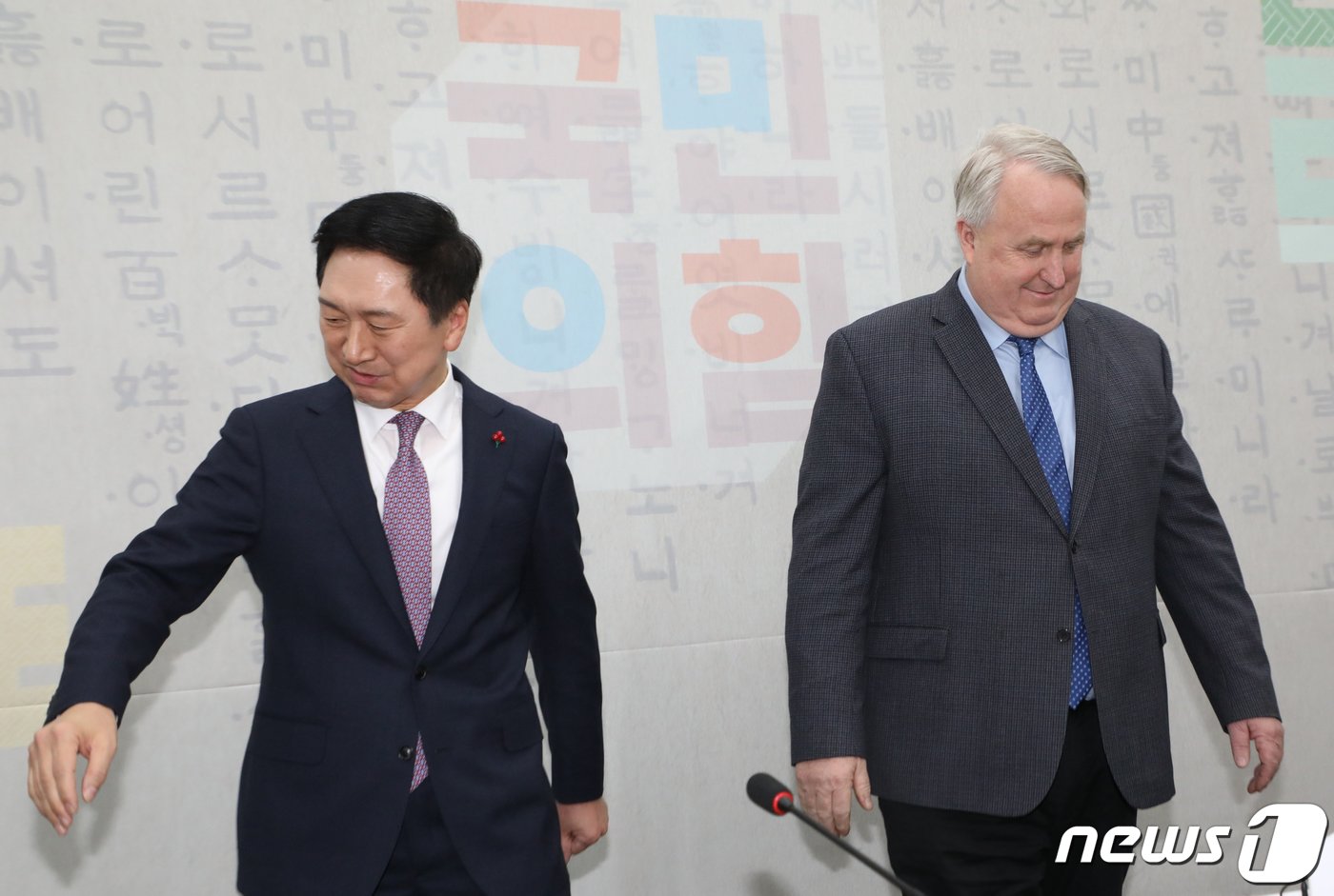 본문 이미지 - 김기현 국민의힘 대표(왼쪽)와 인요한 혁신위원장이 6일 국회 당대표실에서 만나 악수를 나눈 후 고개를 돌려 자리에 앉고 있다. (공동취재) 2023.12.6/뉴스1 ⓒ News1 송원영 기자