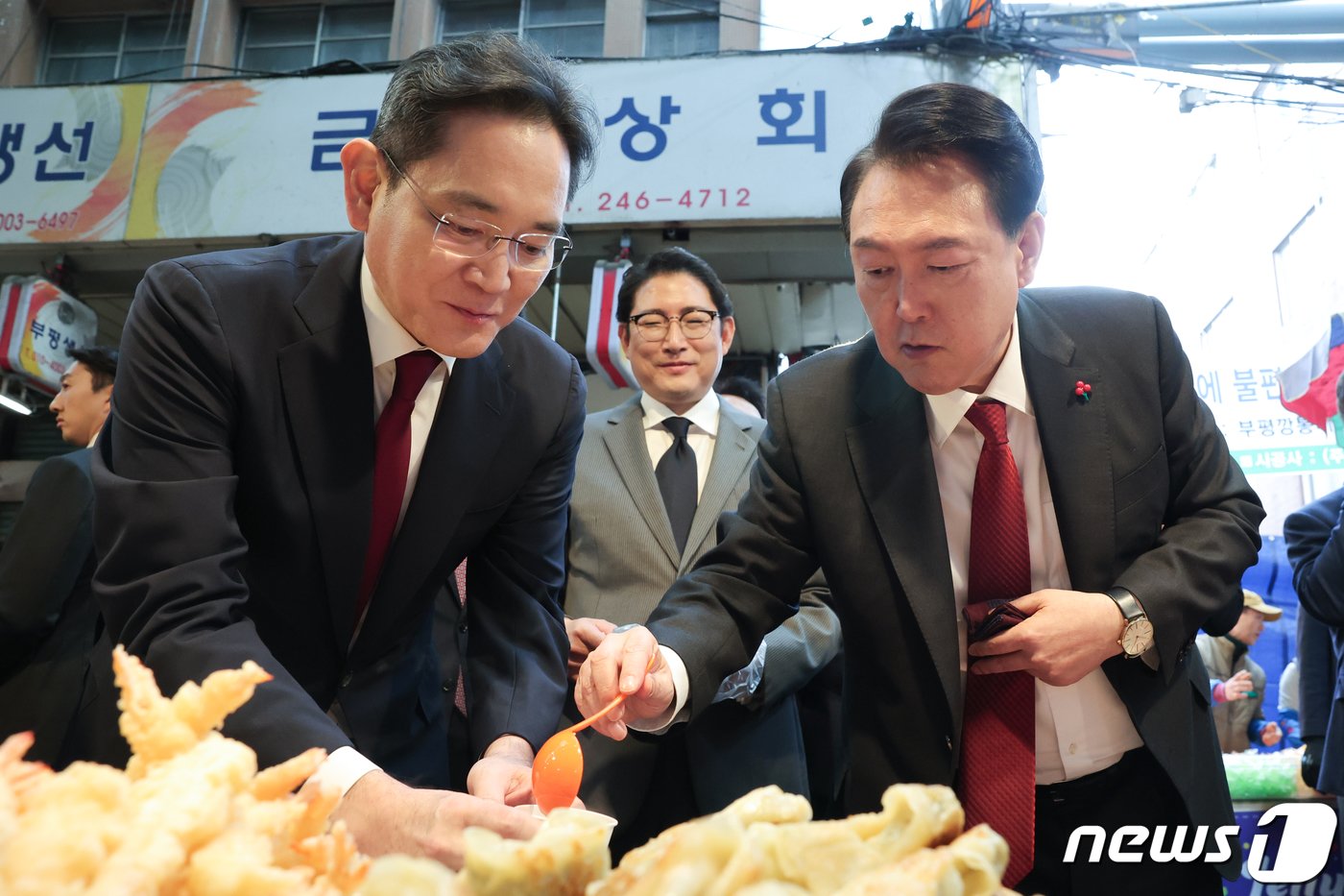 윤석열 대통령이 6일 부산 중구 깡통시장을 방문해 이재용 삼성전자 회장 등 기업인들과 분식을 시식하고 있다. &#40;대통령실 제공&#41; 2023.12.6/뉴스1 ⓒ News1 오대일 기자