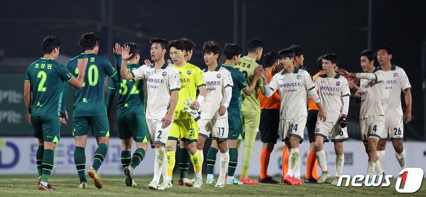 본문 이미지 - 6일 오후 경기 김포 솔터축구장에서 열린 하나원큐 K리그 승강 플레이오프 1차전 김포FC와 강원FC의 경기, 헛심 공방 끝에 0대0 무승부를 거둔 양 팀 선수들이 경기 후 인사를 나누고 있다. 2023.12.6/뉴스1 ⓒ News1 김진환 기자
