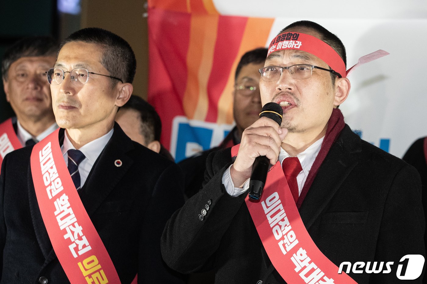 본문 이미지 - 최대집 대한민국 의료붕괴 저리를 위한 범의료계 대책 특별위원장이 6일 서울 용산구 대한의사협회 회관 앞에서 정부의 의대 증원 추진 등이 불합리한 정책추진이라고 주장하며 철야 시위 및 릴레이 1인 시위 기자회견을 하고 있다. 왼쪽은 이필수 대한의사협회장. 2023.12.6/뉴스1 ⓒ News1 유승관 기자