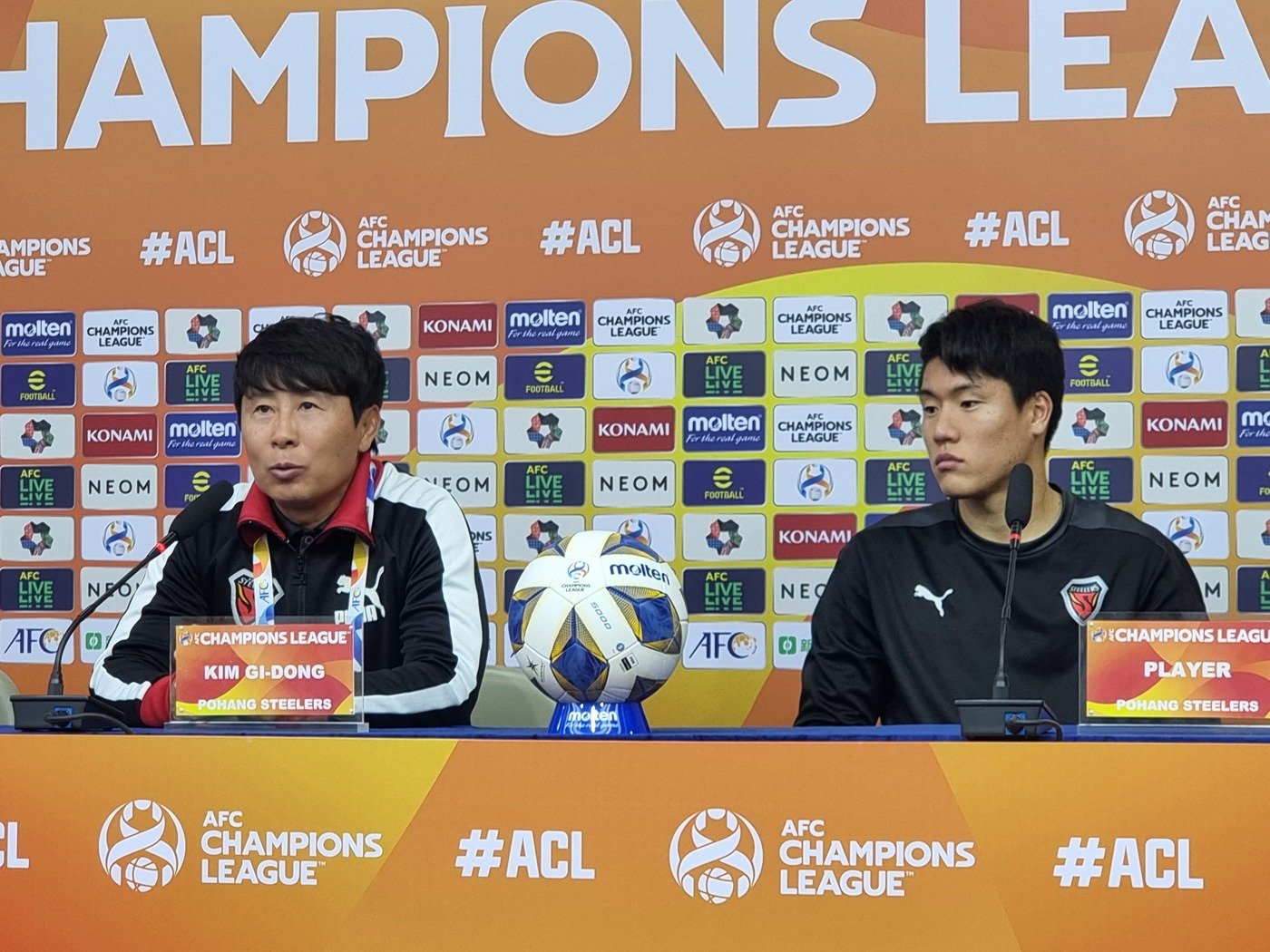 본문 이미지 - 김기동 포항 감독과 이호재(포항 스틸러스 제공)