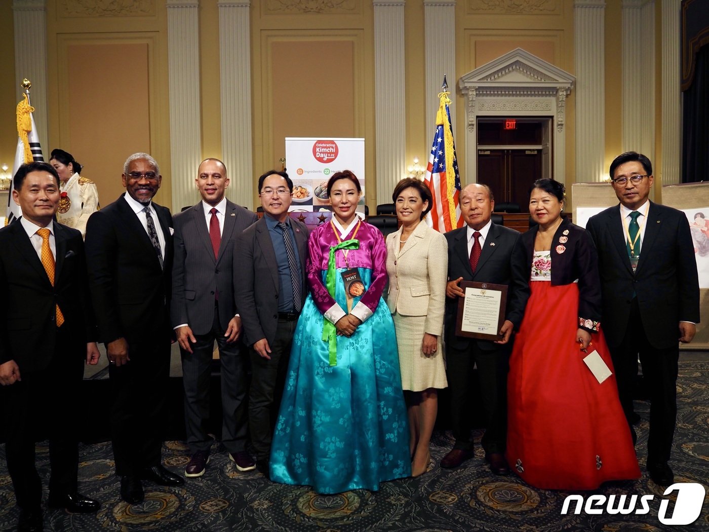 본문 이미지 - 영 김 미 연방 하원의원은 6일(현지시간) 하원 본회의에서 한국의 김치의 날(11월22일) 제정을 지지하는 내용이 담긴 결의안을 제안 설명했다. 이후 미 의사당에서 이를 축하하고 김치를 홍보하는 행사가 열렸다. 왼쪽부터 조기중 총영사, 민주당 그레고리 믹스(뉴욕) 의원·하킴 제프리스 원내대표, 앤디 김 의원, 김민선 미주한인이민사박물관장, 영 김 공화당 의원, 김춘진 aT사장(맨 오른쪽)이 기념촬영을 하고 있다. 사진은 워싱턴특파원단 제공.