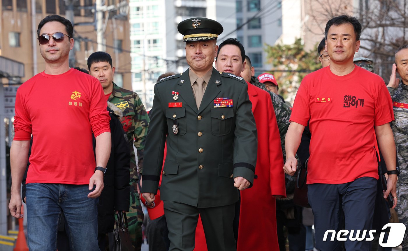 올 여름 집중호우 피해자 수색 중 순직한 고&#40;故&#41; 채모 상병 사고 초동조사를 담당했던 박정훈 전 해병대 수사단장이 7일 용산구 국방부 소재 중앙지역군사법원에서 열린 첫 공판에 전우회 회원들의 응원을 받으며 출석하고 있다. 2023.12.7/뉴스1 ⓒ News1 이동해 기자