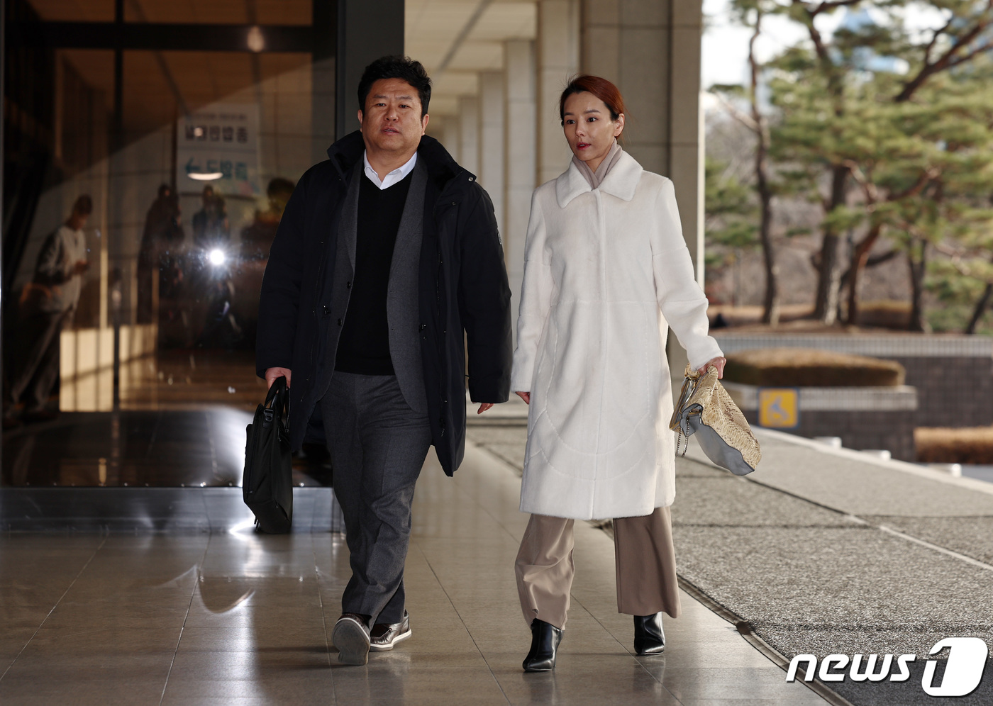 (서울=뉴스1) 구윤성 기자 = 남편의 마약 혐의를 고발한 아나운서 강미정 씨(오른쪽)가 류재율 변호사와 함께 7일 오전 서울 서초구 서울중앙지방검찰청에 참고인 조사를 받기 위해 …