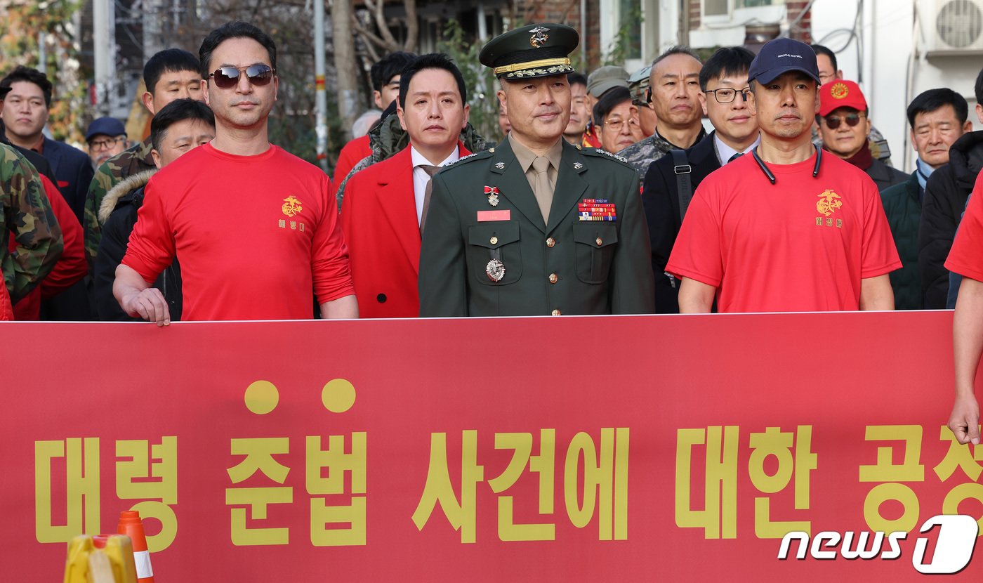 올 여름 집중호우 피해자 수색 중 순직한 고&#40;故&#41; 채모 상병 사고 초동조사를 담당했던 박정훈 전 해병대 수사단장이 7일 용산구 국방부 소재 중앙지역군사법원에서 열린 첫 공판 출석에 앞서 질의에 답하고 있다. 2023.12.7/뉴스1 ⓒ News1 이동해 기자