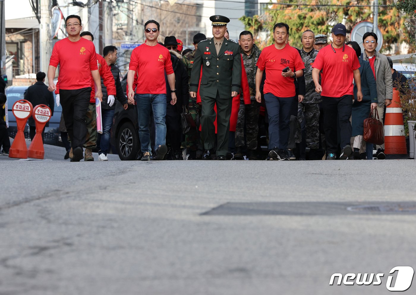 올 여름 집중호우 피해자 수색 중 순직한 고&#40;故&#41; 채모 상병 사고 초동조사를 담당했던 박정훈 전 해병대 수사단장이 7일 용산구 국방부 소재 중앙지역군사법원에서 열린 첫 공판에 전우회 회원들의 응원을 받으며 출석하고 있다. 2023.12.7/뉴스1 ⓒ News1 이동해 기자