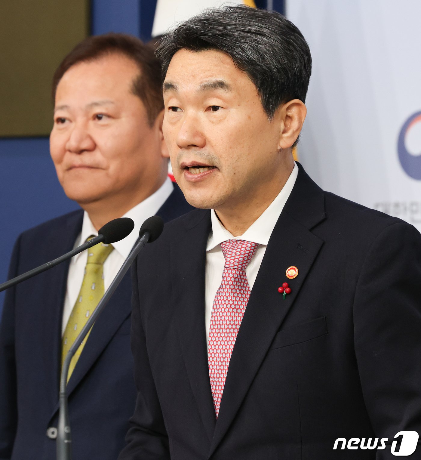본문 이미지 - 이주호 사회부총리 겸 교육부 장관과 이상민 행정안전부 장관이 7일 서울 종로구 세종대로 정부서울청사 별관에서 학교폭력 사안 처리 제도 개선 및 학교전담경찰관 역할 강화 방안 브리핑을 하고 있다. 2023.12.7/뉴스1 ⓒ News1 허경 기자