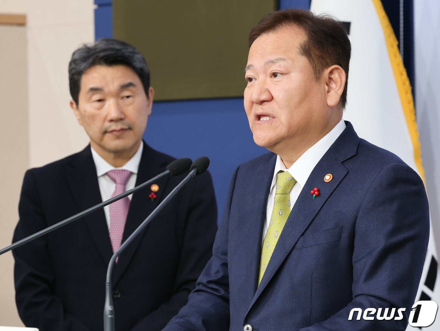 본문 이미지 - 이상민 행정안전부 장관과 이주호 사회부총리 겸 교육부 장관이 7일 서울 종로구 세종대로 정부서울청사 별관에서 학교폭력 사안 처리 제도 개선 및 학교전담경찰관 역할 강화 방안 브리핑을 하고 있다. 2023.12.7/뉴스1 ⓒ News1 허경 기자