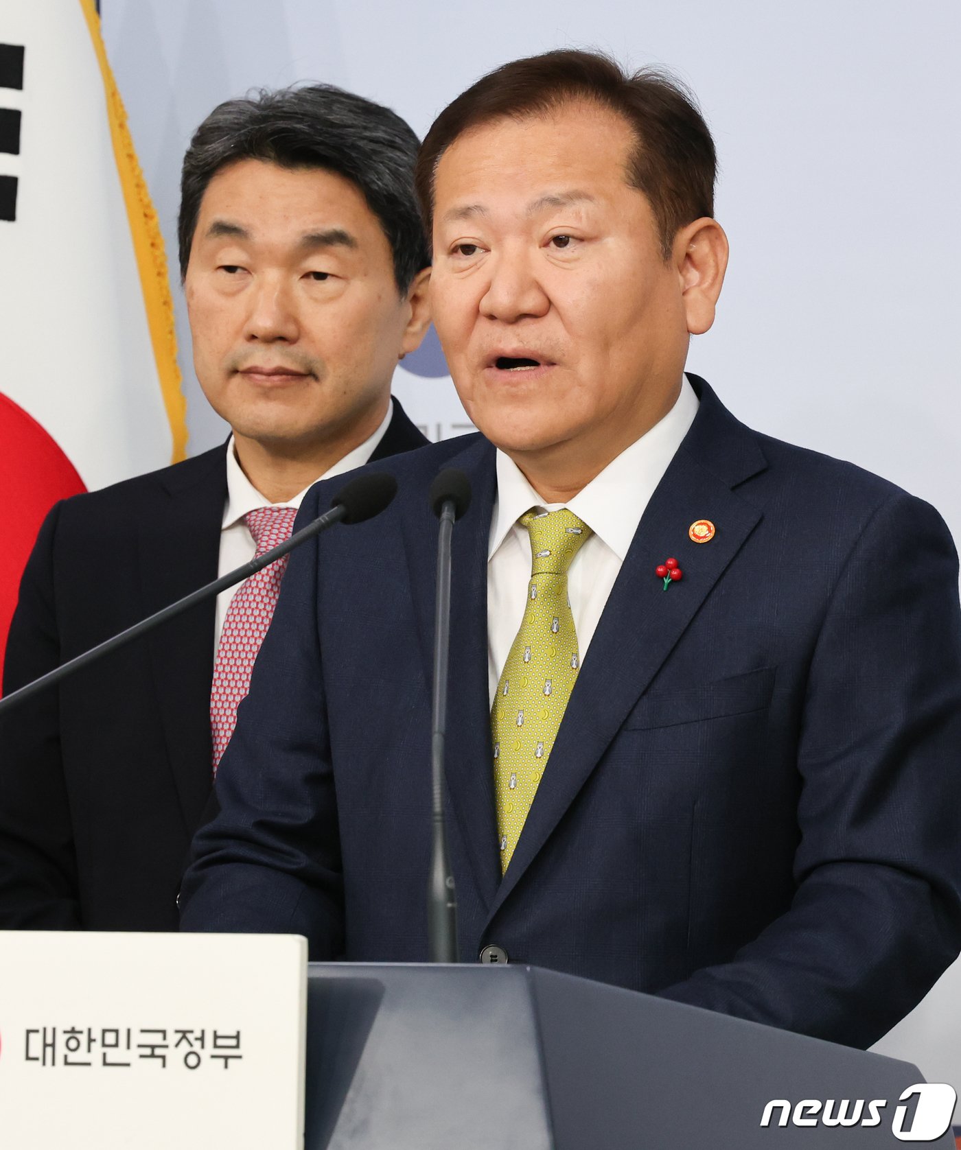 본문 이미지 - 이주호 사회부총리 겸 교육부 장관과 이상민 행정안전부 장관이 7일 서울 종로구 세종대로 정부서울청사 별관에서 학교폭력 사안 처리 제도 개선 및 학교전담경찰관 역할 강화 방안 브리핑을 하고 있다. 2023.12.7/뉴스1 ⓒ News1 허경 기자