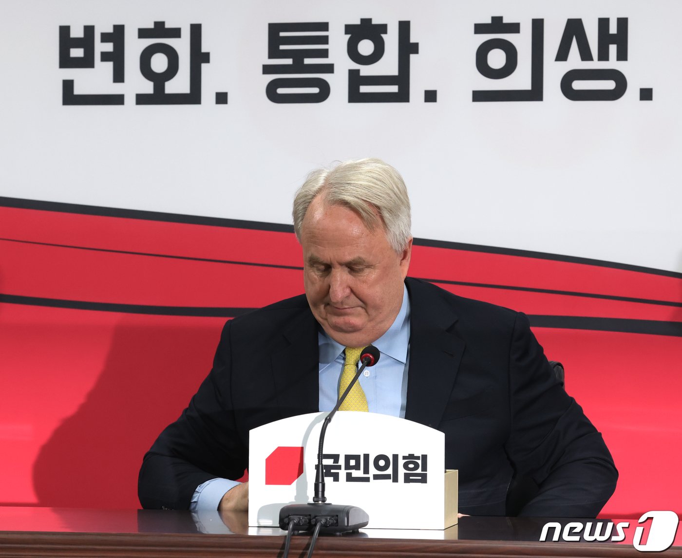 본문 이미지 - 인요한 국민의힘 혁신위원장이 7일 서울 여의도 국민의힘 당사에서 열린 혁신위원회 제12차 전체회의에 참석 하고 있다. 2023.12.7/뉴스1 ⓒ News1 송원영 기자