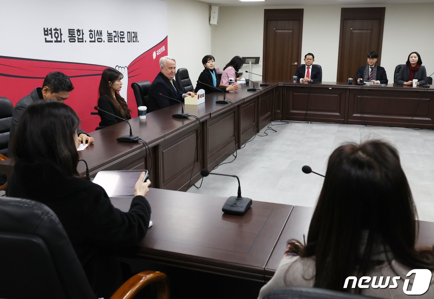 본문 이미지 - 인요한 국민의힘 혁신위원장이 7일 서울 여의도 국민의힘 당사에서 열린 혁신위원회 제12차 전체회의에 참석 하고 있다. 2023.12.7/뉴스1 ⓒ News1 송원영 기자