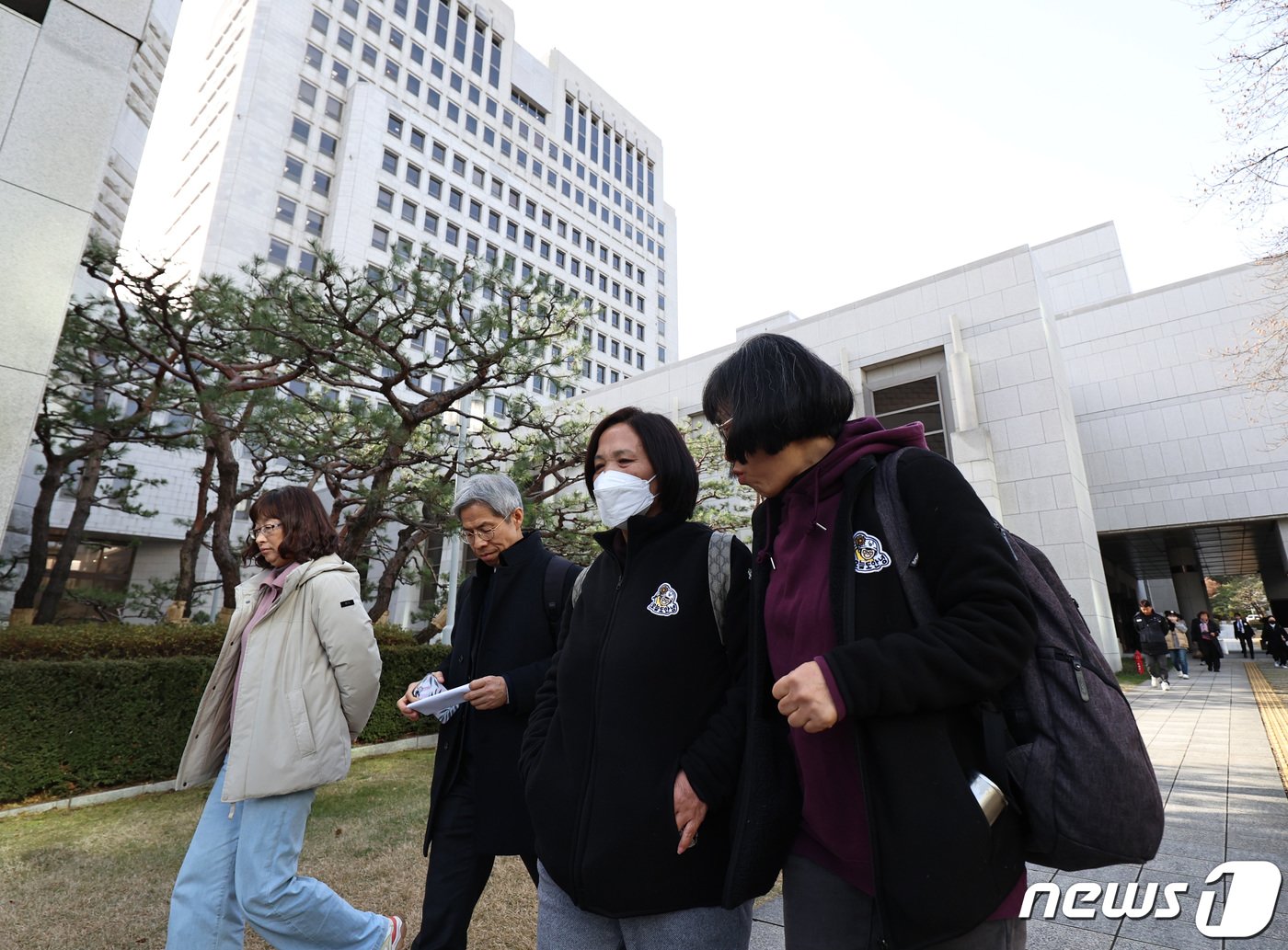 본문 이미지 - 김용균씨의 어머니 김미숙 김용균재단 대표가 7일 오전 서울 서초구 대법원을 나서고 있다. 2023.12.7/뉴스1 ⓒ News1 구윤성 기자