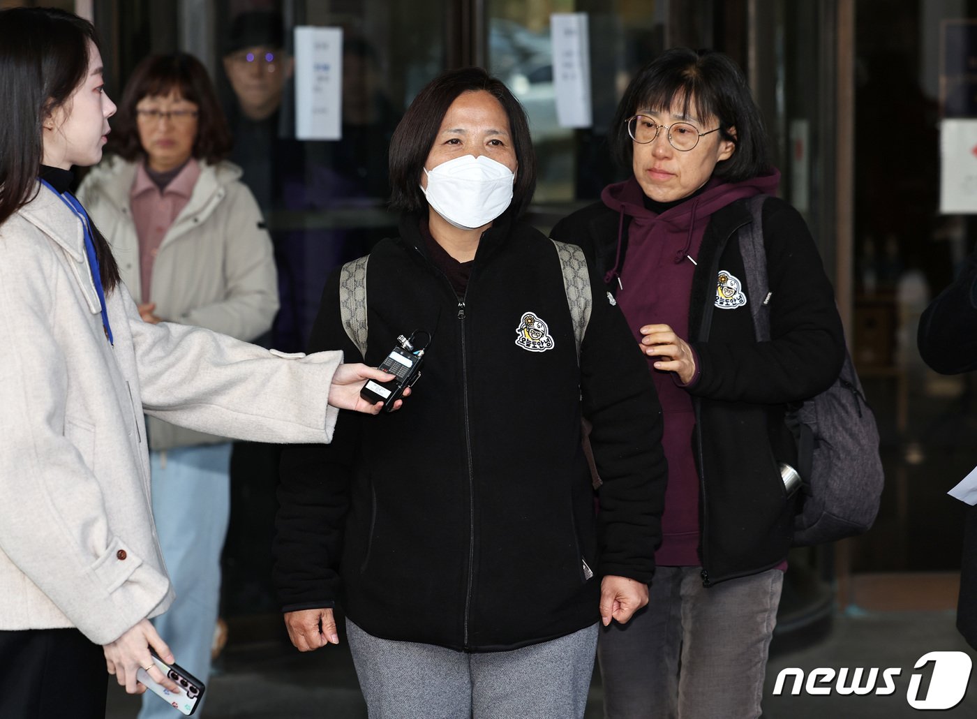 김용균씨의 어머니 김미숙 김용균재단 대표가 7일 오전 서울 서초구 대법원에서 고&#40;故&#41; 김용균씨 사망 사고 관련 판결에 대한 입장을 밝히고 있다. 2023.12.7/뉴스1 ⓒ News1 구윤성 기자