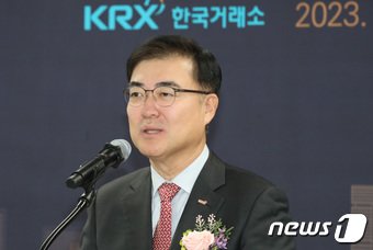 손병두 한국거래소 이사장이 7일 대전 동구 지식산업센터에서 열린 한국거래소 대전혁신성장센터 개소식에서 인사말을 하고 있다. 대전혁신성장센터는 지역 기업을 대상으로 상장 컨설팅, 투자자 대상 기업 설명회, 기업경영정보 공개 등을 지원한다. 대전 지역 상장기업 시가총액은 총 36조원으로 전국 세번째 큰규모다. 2023.12.7/뉴스1 ⓒ News1 김기태 기자