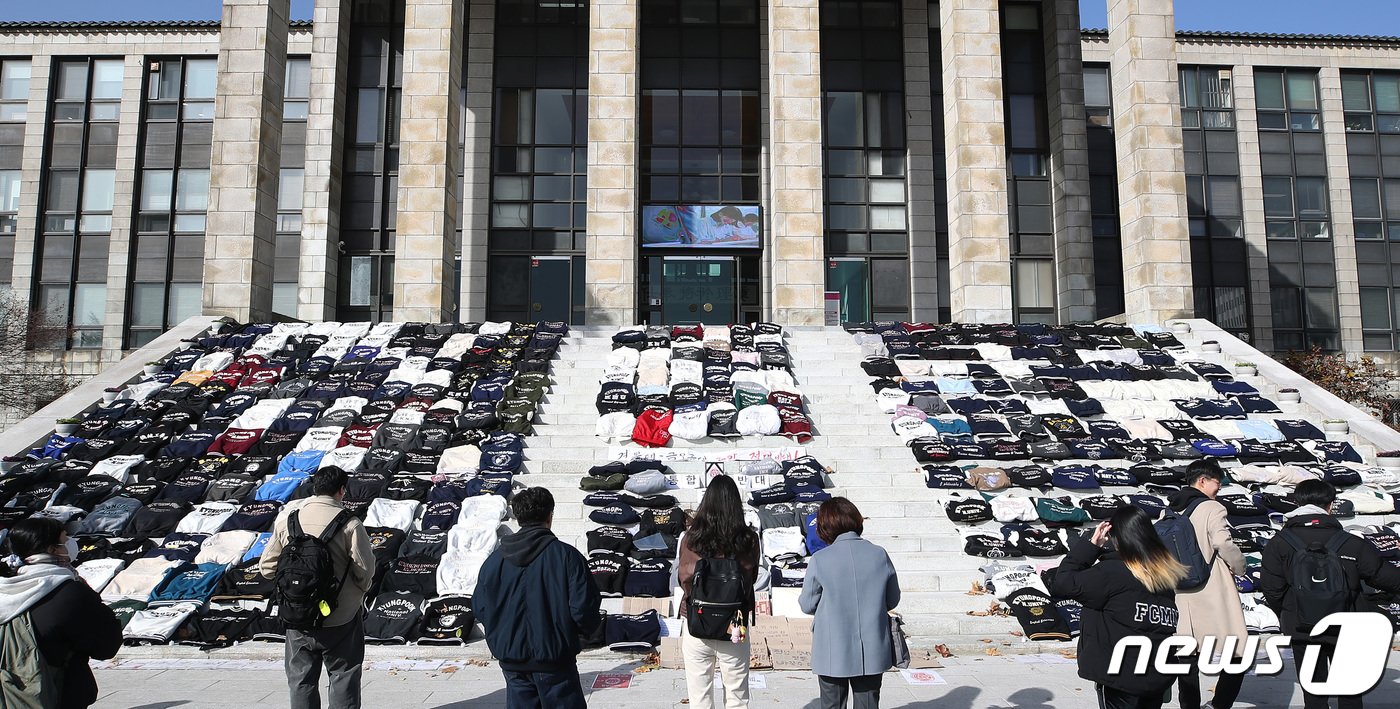 7일 대구 북구 산격동 경북대 본관 앞에 &#39;경북대-금오공대 통합&#39;을 반대하는 경북대 학생들이 벗어둔 학과 점퍼가 계단 가득 놓여 있다.  2023.12.7/뉴스1 ⓒ News1 공정식 기자