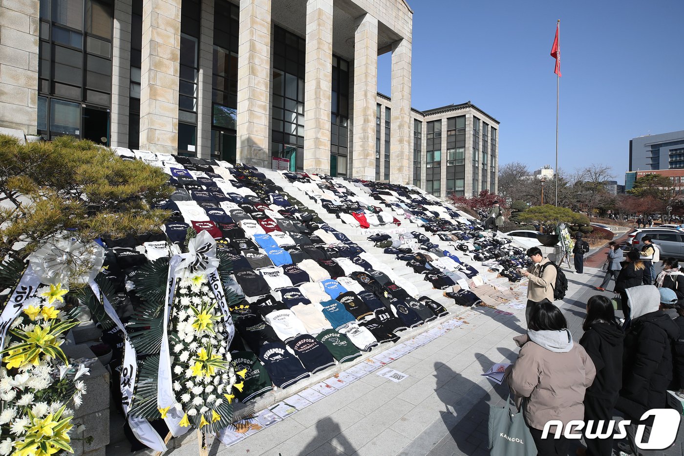 본문 이미지 - 7일 대구 북구 산격동 경북대 본관 앞에 '경북대-금오공대 통합'을 반대하는 경북대 학생들이 벗어둔 학과 점퍼가 계단 가득 놓여 있다.  2023.12.7/뉴스1 ⓒ News1 공정식 기자
