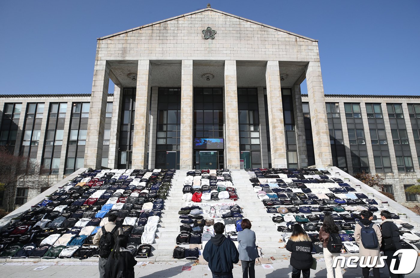 7일 대구 북구 산격동 경북대 본관 앞에 &#39;경북대-금오공대 통합&#39;을 반대하는 경북대 학생들이 벗어둔 학과 점퍼가 계단 가득 놓여 있다.  2023.12.7/뉴스1 ⓒ News1 공정식 기자