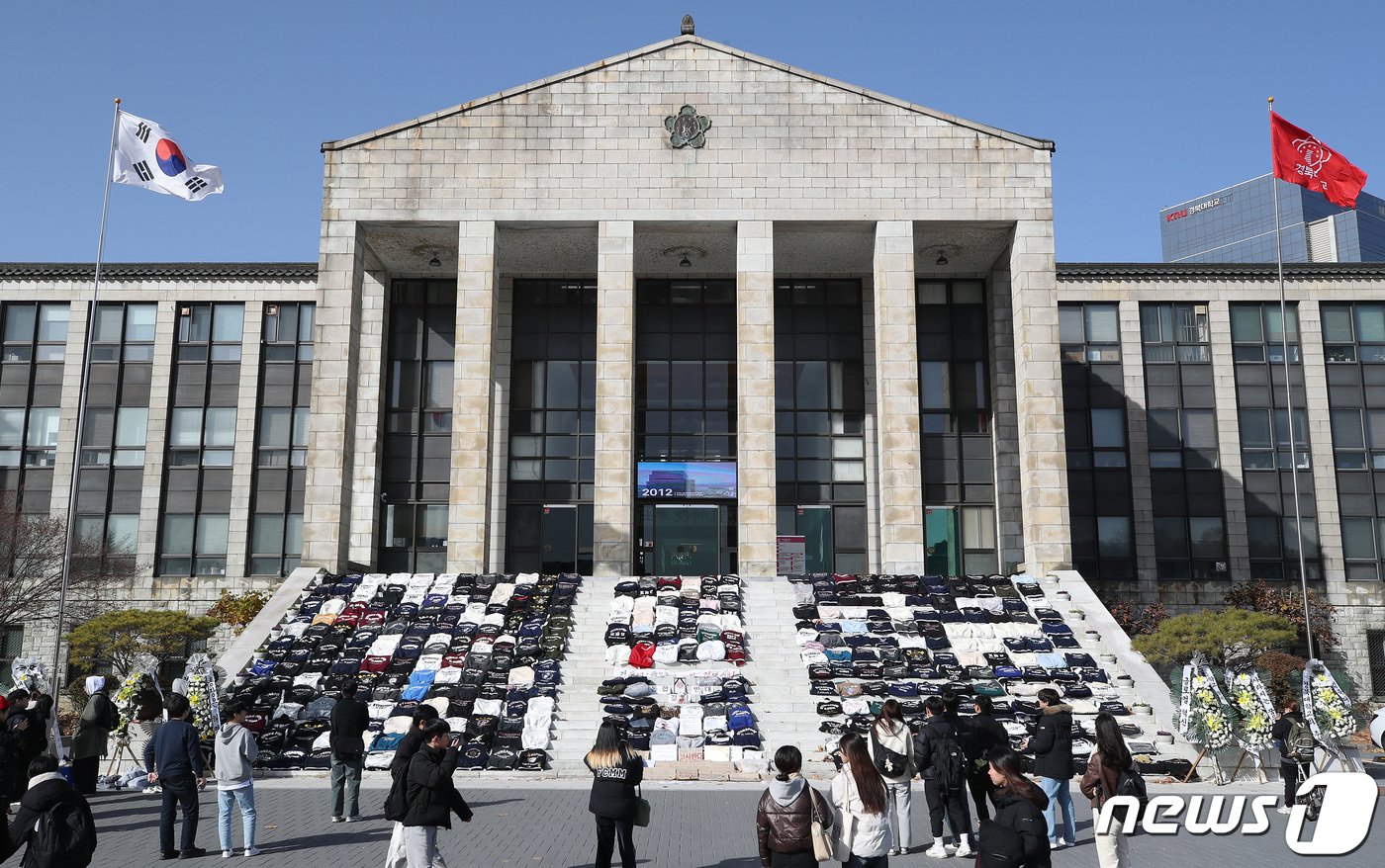 7일 대구 북구 산격동 경북대 본관 앞에 &#39;경북대-금오공대 통합&#39;을 반대하는 경북대 학생들이 벗어둔 학과 점퍼가 계단 가득 놓여 있다.  2023.12.7/뉴스1 ⓒ News1 공정식 기자