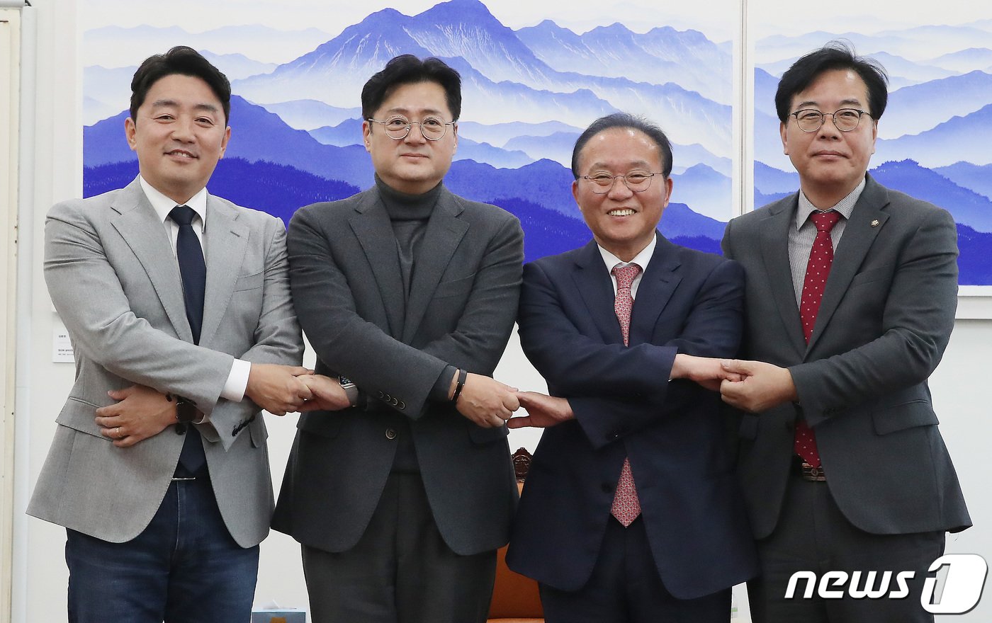 본문 이미지 - 더불어민주당 강훈식 예결위 간사(왼쪽부터), 홍익표 원내대표와 국민의힘 윤재옥 원내대표, 송언석 예결위 간사가 7일 오후 서울 여의도 국회 운영위원장실에서 열린 '예산안 2+2 협의체'에서 손을 맞잡고 있다. 2023.12.7/뉴스1 ⓒ News1 임세영 기자