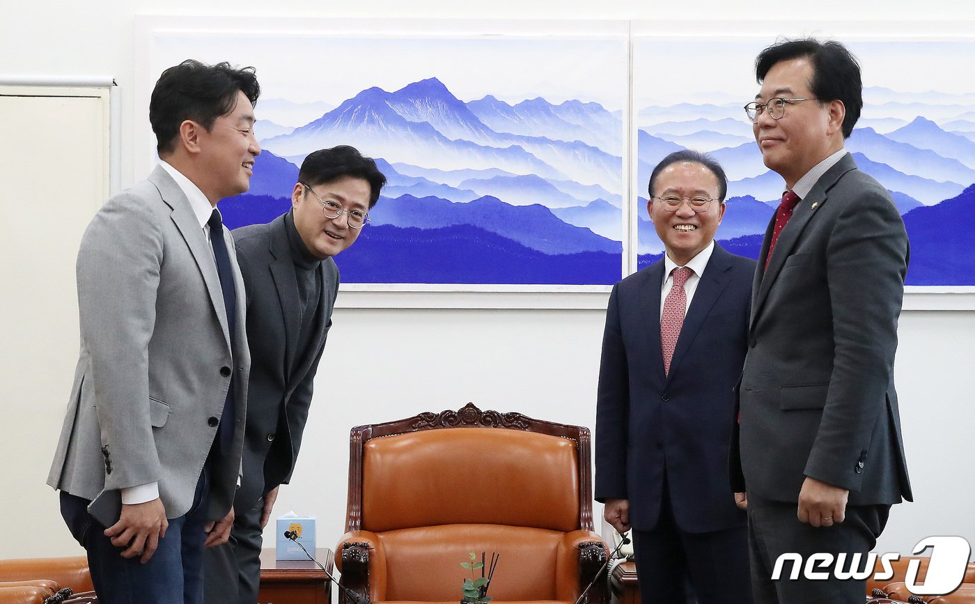 본문 이미지 - 더불어민주당 강훈식 예결위 간사(왼쪽부터), 홍익표 원내대표와 국민의힘 윤재옥 원내대표, 송언석 예결위 간사가 7일 오후 서울 여의도 국회 운영위원장실에서 열린 '예산안 2+2 협의체'에서 이야기를 나누고 있다. 2023.12.7/뉴스1 ⓒ News1 임세영 기자