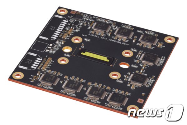 본문 이미지 - 삼성전자가 지난해 출시한 차량용 픽셀 LED. 픽셀 LED는 '지능형 헤드램프(ADB)' 솔루션에 활용된다. (삼성전자 제공)