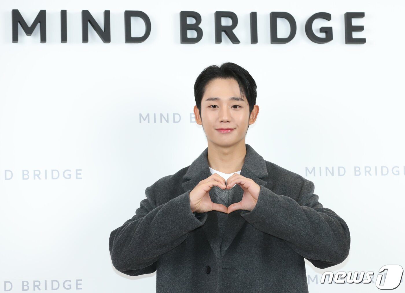 본문 이미지 - 배우 정해인이 7일 서울 송파구 롯데월드몰에서 열린 패션브랜드 마인드브릿지 오픈 행사에서 하트를 그리고 있다. ⓒ News1 권현진 기자