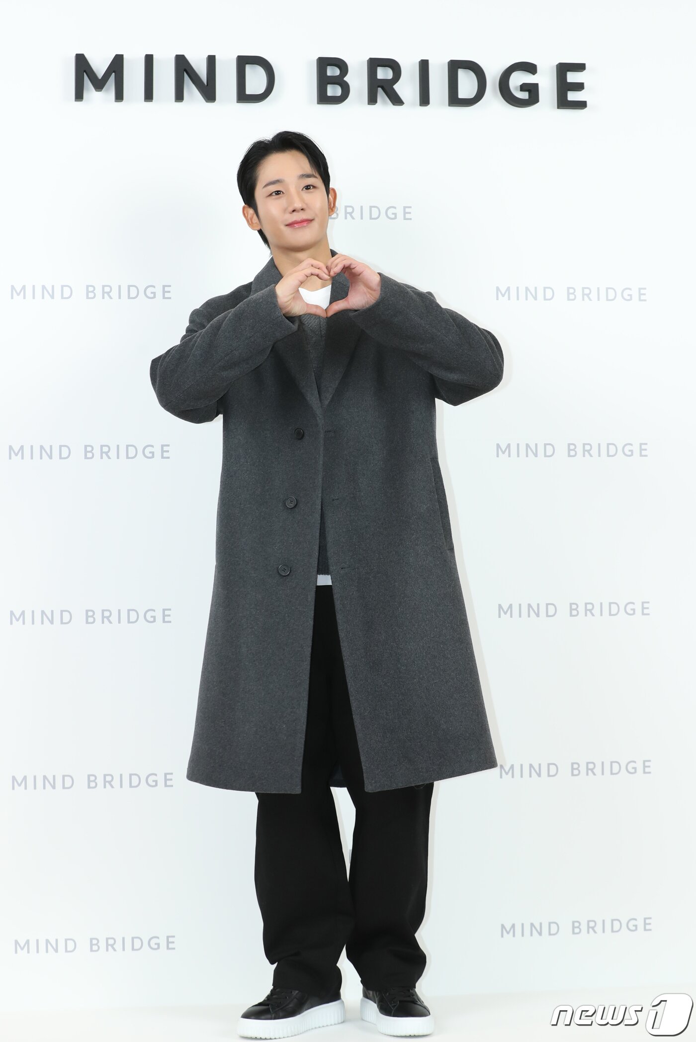 본문 이미지 - 배우 정해인이 7일 서울 송파구 롯데월드몰에서 열린 패션브랜드 마인드브릿지 오픈 행사에서 하트 포즈를 취하고 있다. ⓒ News1 권현진 기자