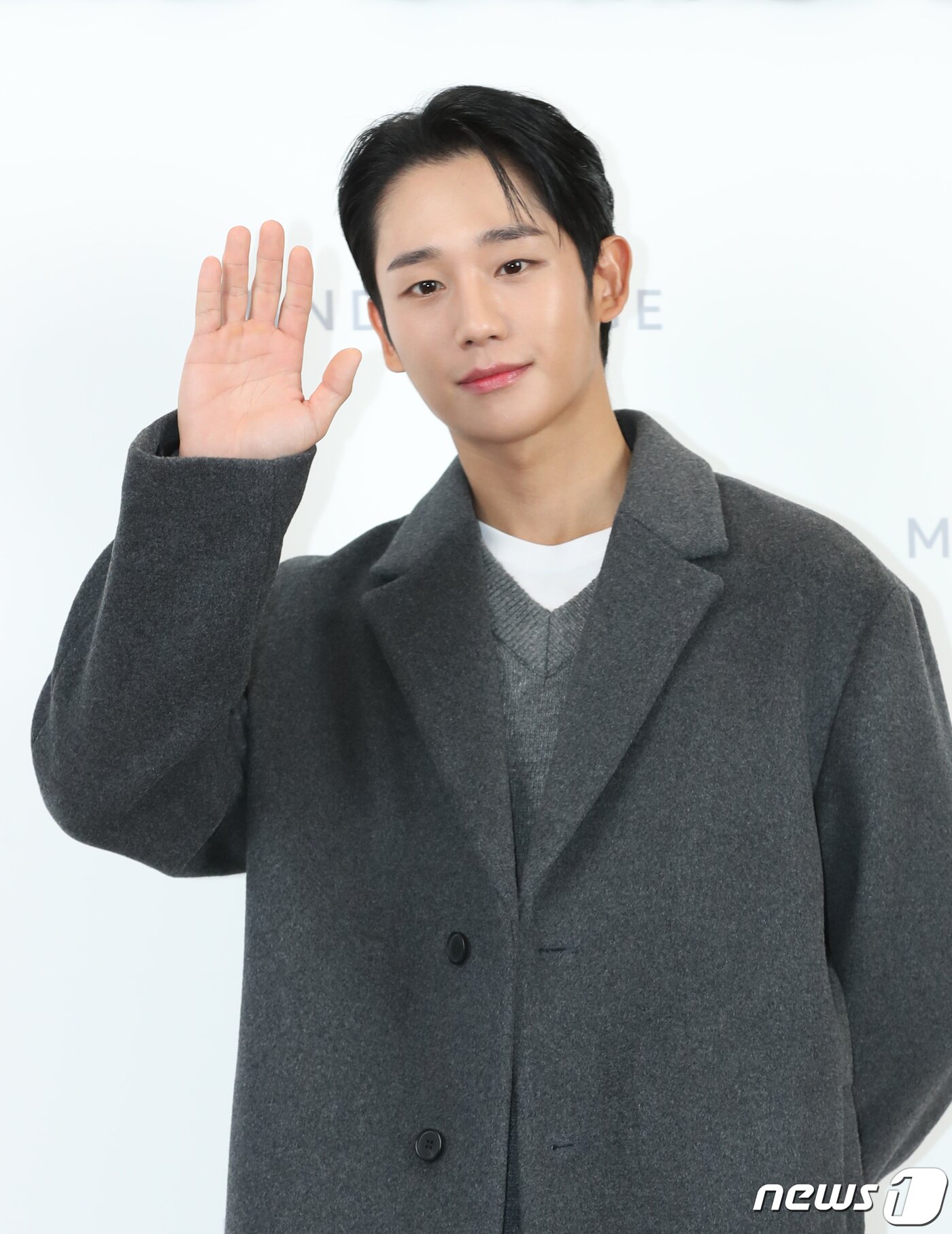 본문 이미지 - 배우 정해인이 7일 서울 송파구 롯데월드몰에서 열린 패션브랜드 마인드브릿지 오픈 행사에서 손을 흔들고 있다. ⓒ News1 권현진 기자