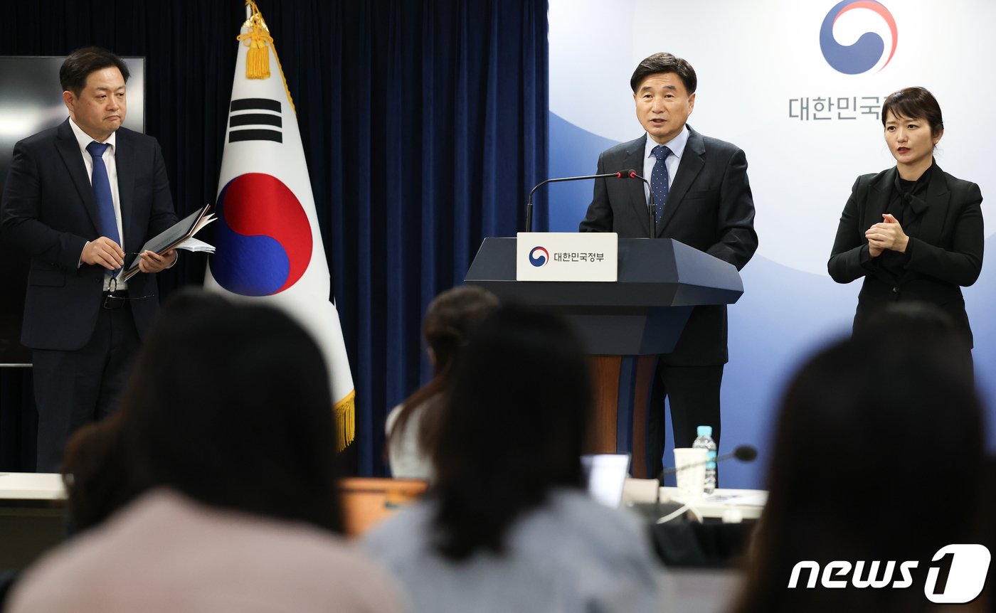 본문 이미지 - 오승걸 한국교육과정평가원장이 지난해 12월 7일 서울 종로구 세종대로 정부서울청사에서 2024학년도 대학수학능력시험 채점 결과 발표 브리핑을 하고 있다. /뉴스1 ⓒ News1 허경 기자